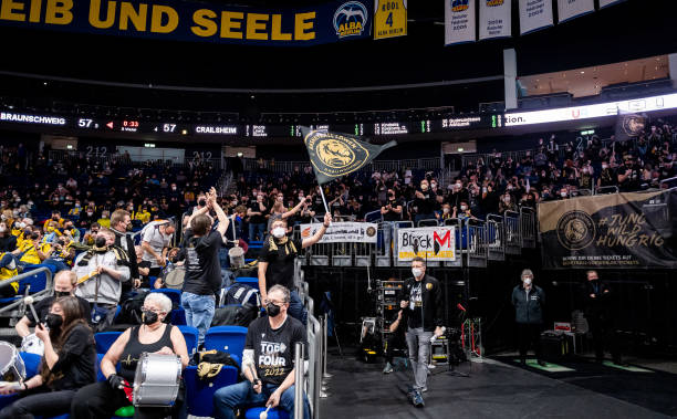 球员们将参 球员们将参